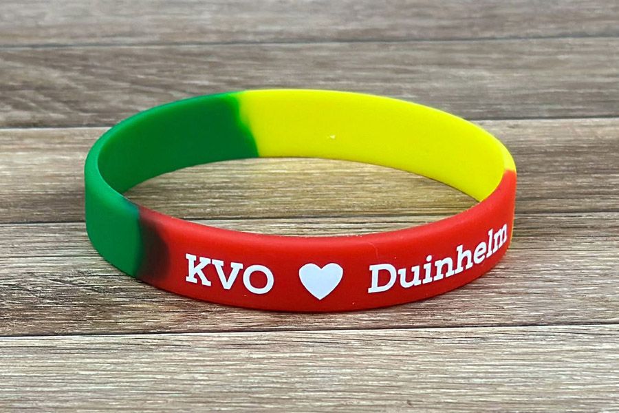 siliconen polsbandjes opgebouwd uit 3 kleuren: geel, rood en groen, met opdruk in wit